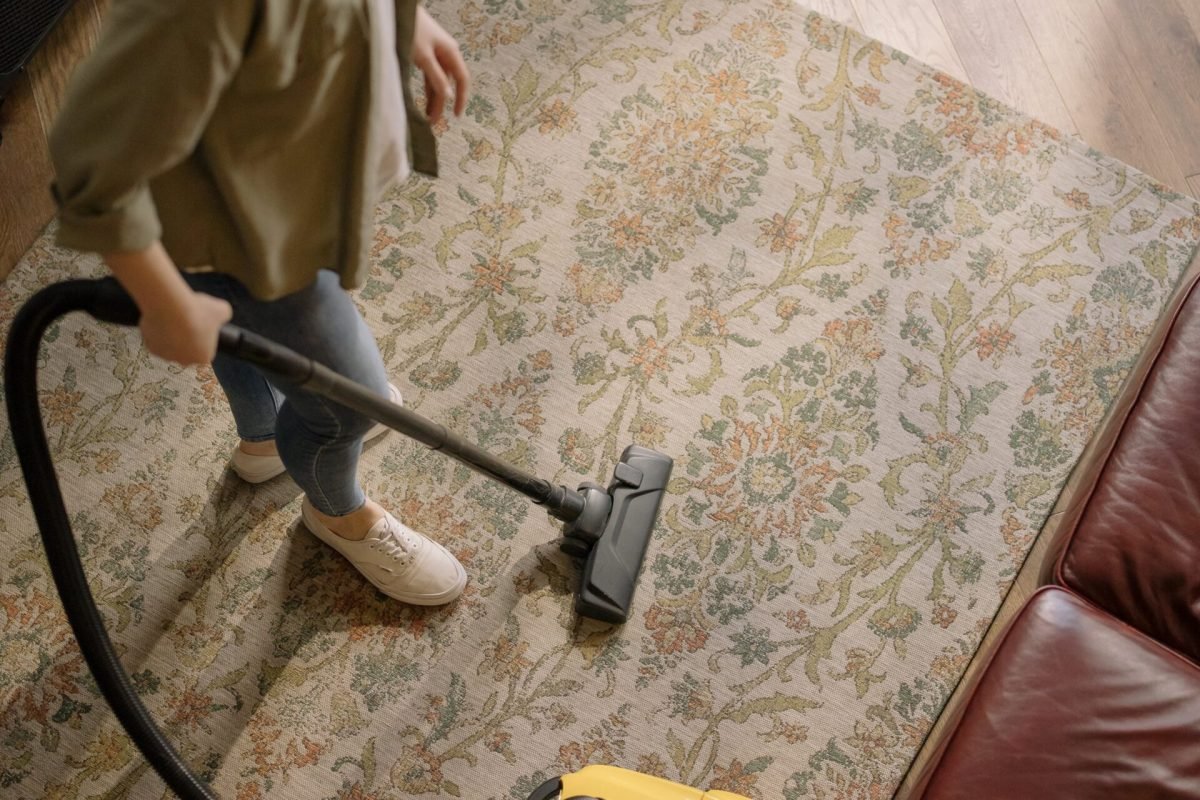 Professional deep cleaning service in a Louisville, KY home